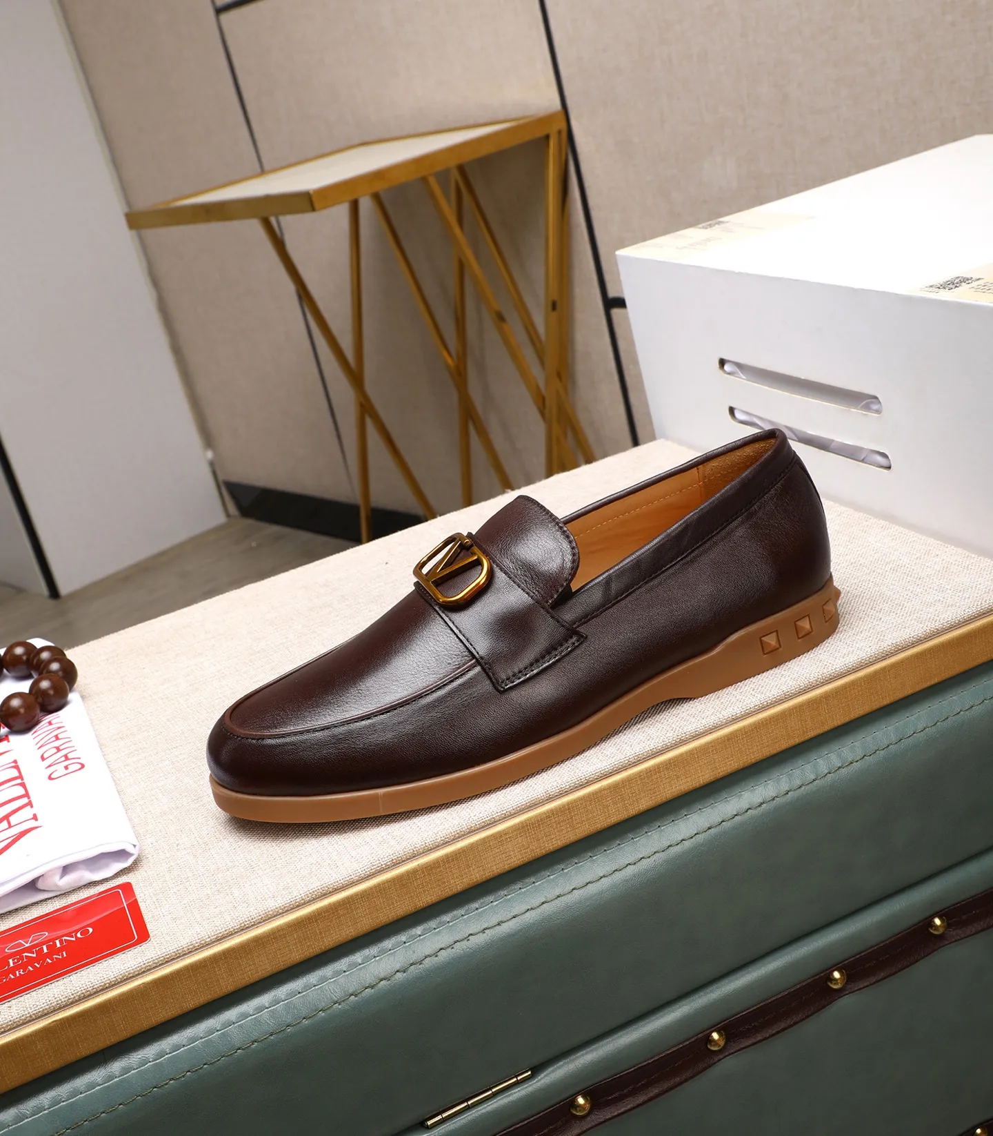 Men's shoes 💰520 [Valentino-Valentino] High-quality boutique men's shoes. The same style as the celebrities, original and authentic.✅ Made of imported cowhide + original apricot cowhide lining. The French luxury model is priced at 14,080 Swiss francs. It is also a Paris Fashion Week catwalk model. A brand can be deeply rooted in your heart, and a pair of shoes can make you linger. What you wear is not only noble, but also an aura. 👻Standard 38-45